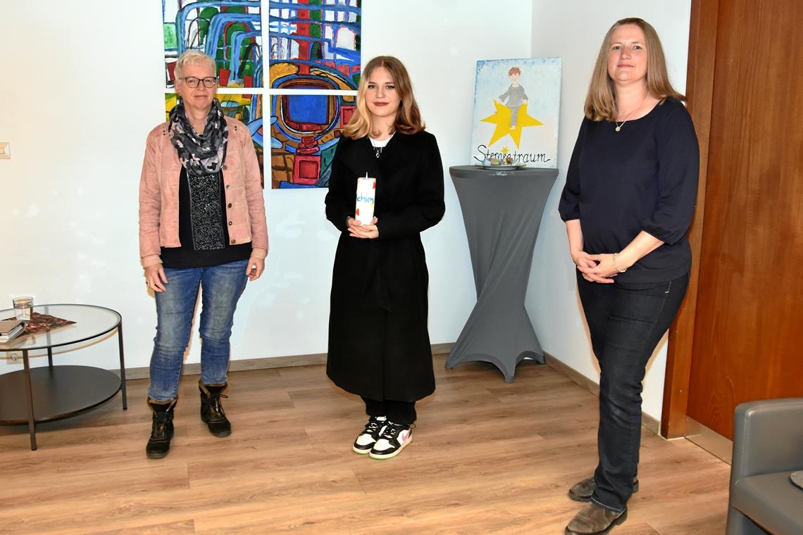 Birgit Ekert (links), ehrenamtliche Mitarbeiterin bei Sternentraum, und Kirsten Allgayer (rechts), Leiterin und Koordinatorin des Hospizdiensts, begleiten Katja Guilliard, Teilnehmerin der Jugendtrauergruppe, schon seit mehreren Jahren. Fotos: T. Sellmaier