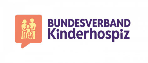 Das Bild zeigt das Logo des Bundesverbands Kinderhospiz. Links befindet sich ein orangefarbenes Quadrat mit einer Sprechblasenform, in dem eine stilisierte Darstellung einer Familie zu sehen ist: Zwei Erwachsene und ein Kind im Rollstuhl. Rechts davon steht in lila Schrift 