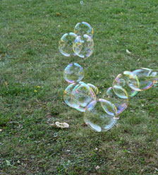 Seifenblasen vor grüner Wiese