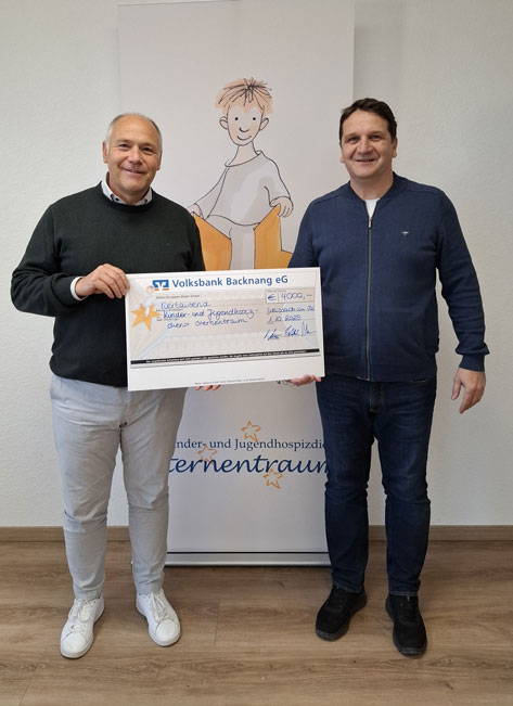 Das Bild zeigt zwei Männer, die einen übergroßen Scheck der Volksbank Backnang eG halten. Der Scheck ist über 4.000 € ausgestellt und ist für Kinder- und Jugendhospizdienst – 