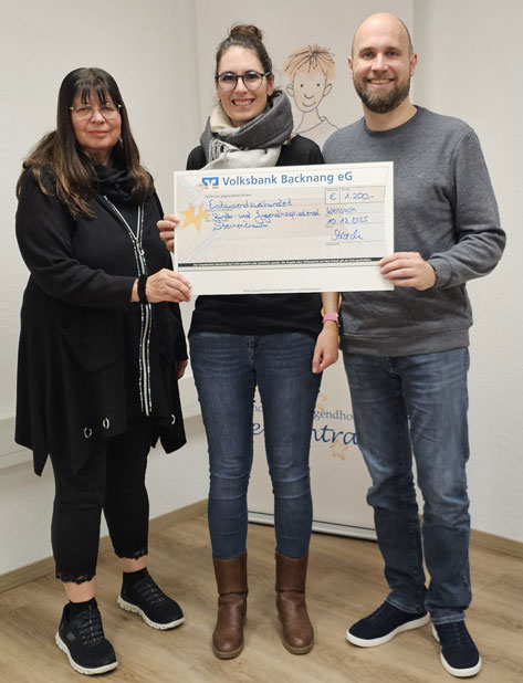 Spende Das Bild zeigt drei Personen, die einen übergroßen Scheck der Volksbank Backnang eG in den Händen halten. Der Scheck ist über 1.200 Euro ausgestellt und für