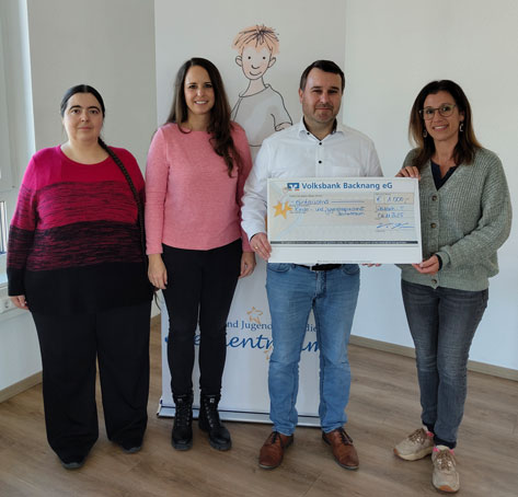 insightfabrix GmbH Das Bild zeigt vier Personen, die vor einem Banner mit der Aufschrift