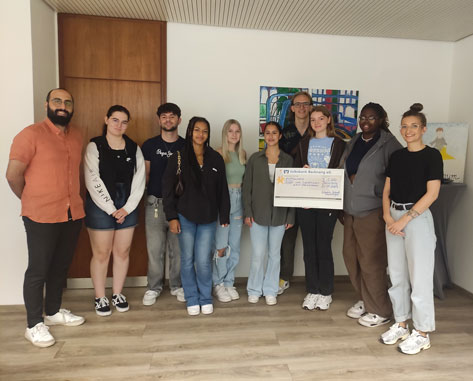 Schüler der Kaufmännischen Schule Waiblingen übergeben einen Scheck an Lorena Sabatini vom Kinder und Jugendhospizdienst Sternentraum