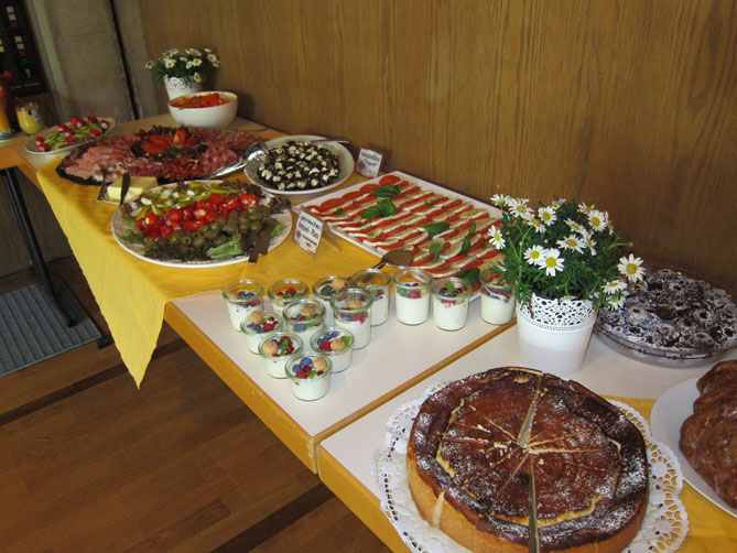 Familienbrunch im Sommer